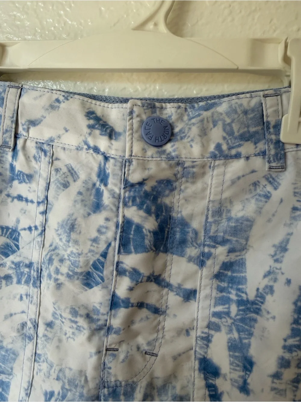 The North Face girls Amphibious Tie-Dye Adjustable Shorts Size L